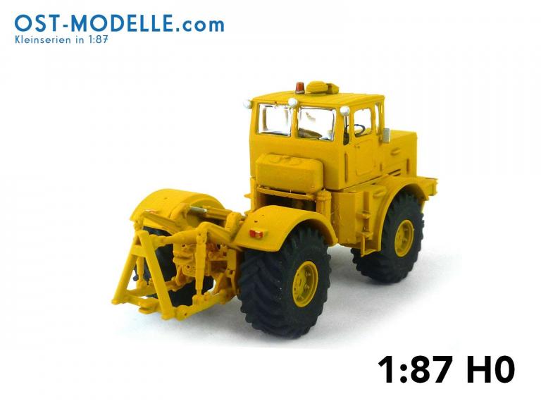 Traktor Kirovets K700A gelb mit Motorverkleidung